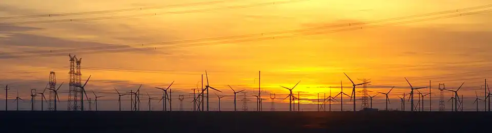 Coucher de soleil sur le parc éolien de Guazhou, en Chine, qui comprend plus de 200 éoliennes.