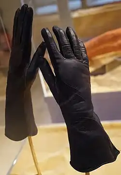 Ganterie Tréfousse, paire de gants bleu de Saxe.