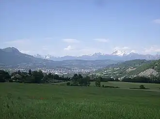 Vue de Gap avec la colline de Puymaure (à gauche du centre).