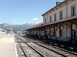 Voyageurs sur le quai 1.