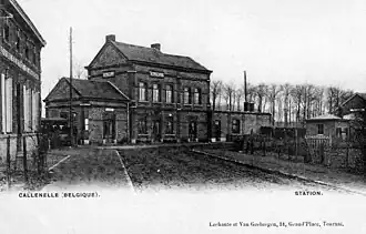 carte postale avec une photo noir et blanc, prise vers 1900, montrant la rue et le bâtiment des recettes.