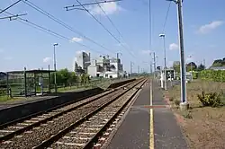 Vue de la halte SNCF vers Guingamp (erreur dans le nom de l'image), les voies et les quais et abris