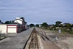 Vue du bâtiment-voyageurs, des voies et quais depuis la rue du butoir en 2010.