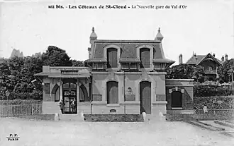 Carte postale en noir et blanc du petit bâtiment voyageurs.