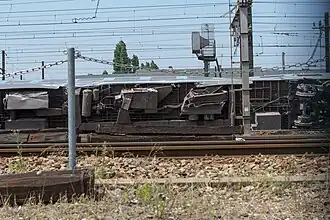 Le dessous de la voiture no&nbsp;4 couchée sur les rails.