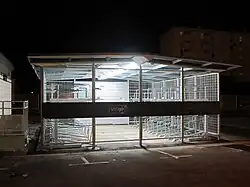 Façade arrière d'un abri Véligo, vue de nuit.