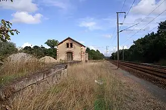 Gare de Landévant, ancienne halle à marchandises avec quai, à l'abandon.
