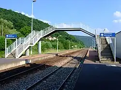 La passerelle, les voies et les quais en direction de Charleville