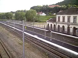 L'intérieur de la gare avec les voies, les quais et le bâtiment voyageurs