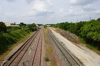 La plateforme en direction de Niort, vue depuis le pont de la D 939 E 2, bâtiment de la Gare à gauche, avec voie d'évitements 2 au centre et voies de services et de garage à droite.
