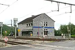 Voies, quais et bâtiment voyageurs vus du passage à niveau
