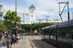 La gare Casa Voyageurs à Casablanca vue de l'arrêt de tram, sur le boulevard Mohamed V.