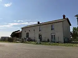 Les anciens bâtiments voyageurs et marchandises de la gare de La Chapelle-d'Aunainville - Denonville.
