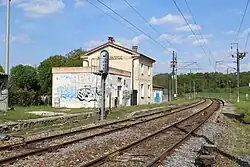 Photographie en couleurs de l’ancienne gare de Marcellaz-Hauteville.