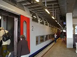 Voie 8 et train IC pour Luxembourg.