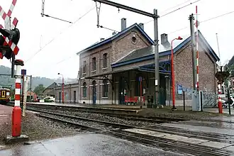 Passage à niveau et bâtiment de la gare.