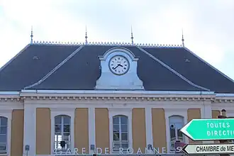 Toiture restaurée avec faitage et épis.