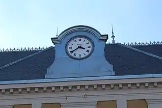 Détails de la pendule et la lucarne Jacobine.