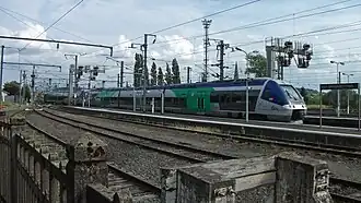 Un TER quitte la gare de Saint-Germain-des-Fossés