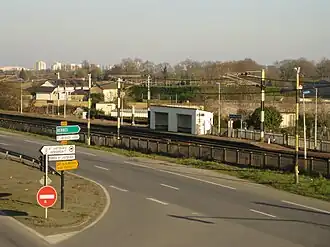 La gare de Saint-Jacques-de-la-Lande vue de la passerelle de la D 177.
