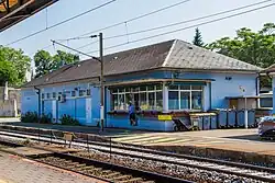 Poste d'aiguillage de la gare de Sélestat, séparé du bâtiment voyageurs mais non surélevé.