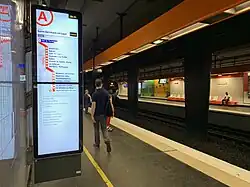 Quai du RER A (direction Paris)avec panneau indicateur de desserte.