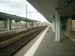 intérieur de la gare : voies et quais