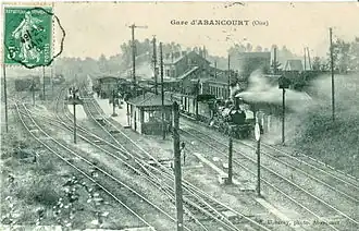 La gare d'Abancourt au début du XXe&nbsp;siècle. La photo est vue dans le sens d'Amiens vers Rouen. Les deux voies de droite sont celles d'Amiens&nbsp;– Rouen, les deux voies à quai centrales sont celles de la ligne Paris-Nord&nbsp;– Le&nbsp;Tréport-Mers.
