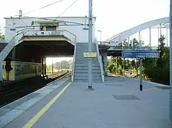Le bâtiment de la gare, depuis le quai pour Paris.