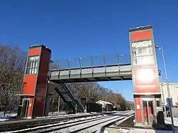 La Passerelle et les ascenseurs.