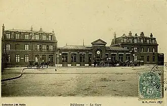 date inconnue Les voies traversant la place de la gare de Béthune entre le dépôt situé sur la gauche et le boulevard Raymond Poincaré.