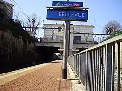 Panneau indiquant le nom de la gare.