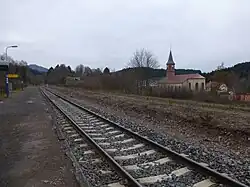 Voie unique, halte et village.