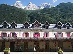 Photographie en couleurs du bâtiment, vu de la place de la gare