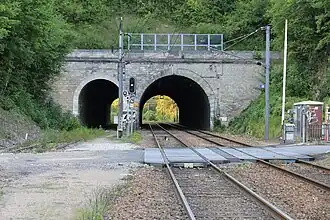 Vue des tunnels jumeaux de Chars avec la direction vers Magny-en-Vexin à gauche.