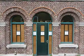 Arcs en plein cintre des ouvertures à l'étage.