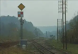 Vue de la gare, direction Rouen, en octobre 1978 (la ligne venant de Dieppe est à gauche, celle venant de Motteville à droite).