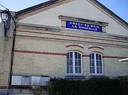 Côté est du bâtiment avec inscrit Crécy-en-Brie - La Chapelle.
