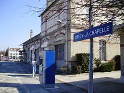 Bâtiment voyageurs et quai de la gare avec panneau Crécy-la-Chapelle, en 2010.