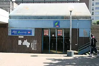 « Gare d'Évry Courcouronnes Préfecture », à l'entrée Cours Blaise-Pascal, en 2007.