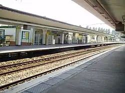 Vue du quai pour Saint-Rémy-lès-Chevreuse depuis le quai opposé.