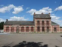 Place de la gare et bâtiment des recettes.