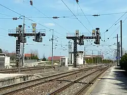 Vue des quais et voies, en direction de Vallorbe et Pontarlier.