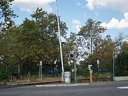 Le passage à niveau entre les deux quais de la gare.