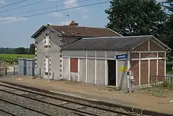 Le bâtiment voyageurs de l'ancienne gare lorsqu'elle était encore desservie par quelques TER, en 2009.