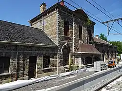 Corps central portant le nom de la gare. Un poste d'aiguillage occupait l'avancée côté quai.