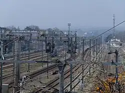 Les voies de la gare vue du pont routier de l'ancienne RN12