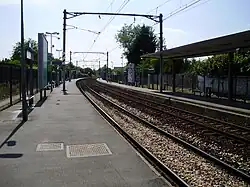 Vue des quais en direction de Dourdan