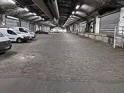 Intérieur de la gare de La Rapée inférieure, servant de parking.