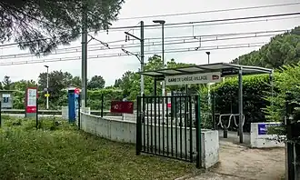 L'un des accès de la gare, avec le parking vélos.